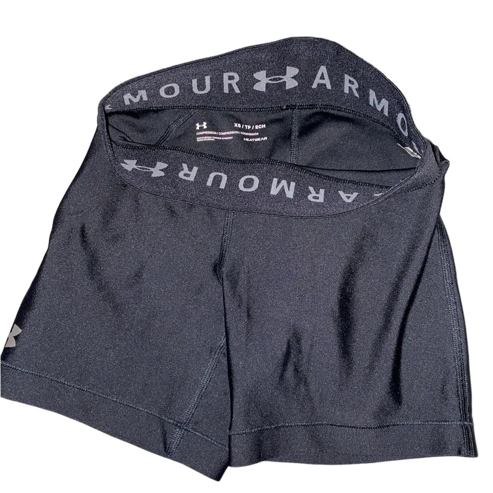 Under Armour Heatgear compression athletic shorts size xs - Image 4