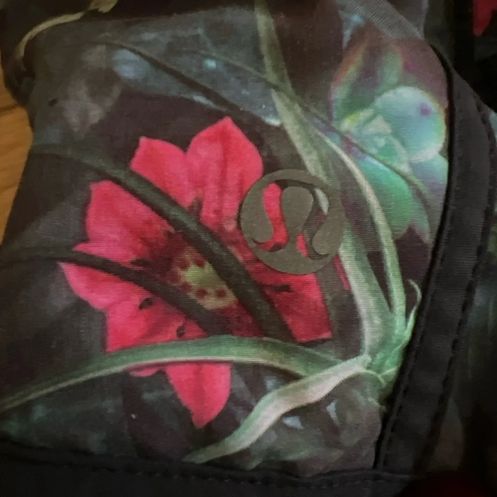 Inflected Highlight Multicolor  Flowers  Hotty Hot Shorts Size 4 - Image 2