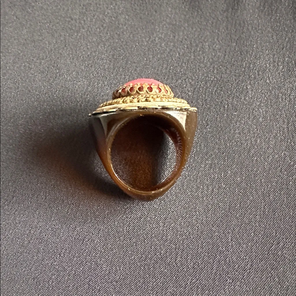 Unique resin & goldtone filigree EUC ring. Imitation pink cat’s eye center stone - Image 4