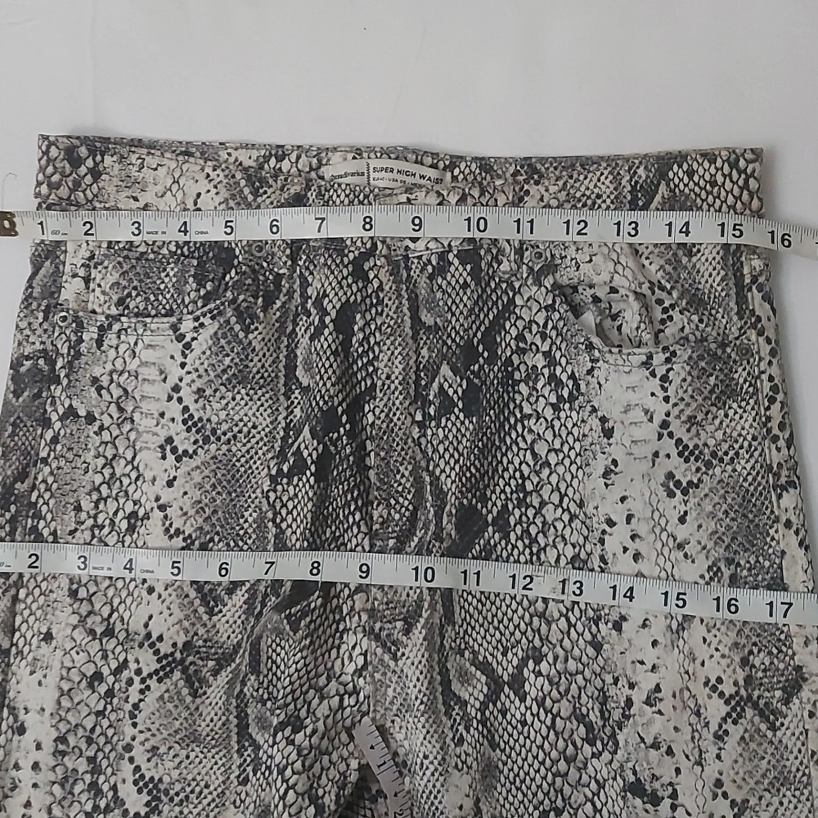 Stradivarius High Rise Snakeskin Print Skinny Jean US 8 White/Gray Casual Boho - Image 5