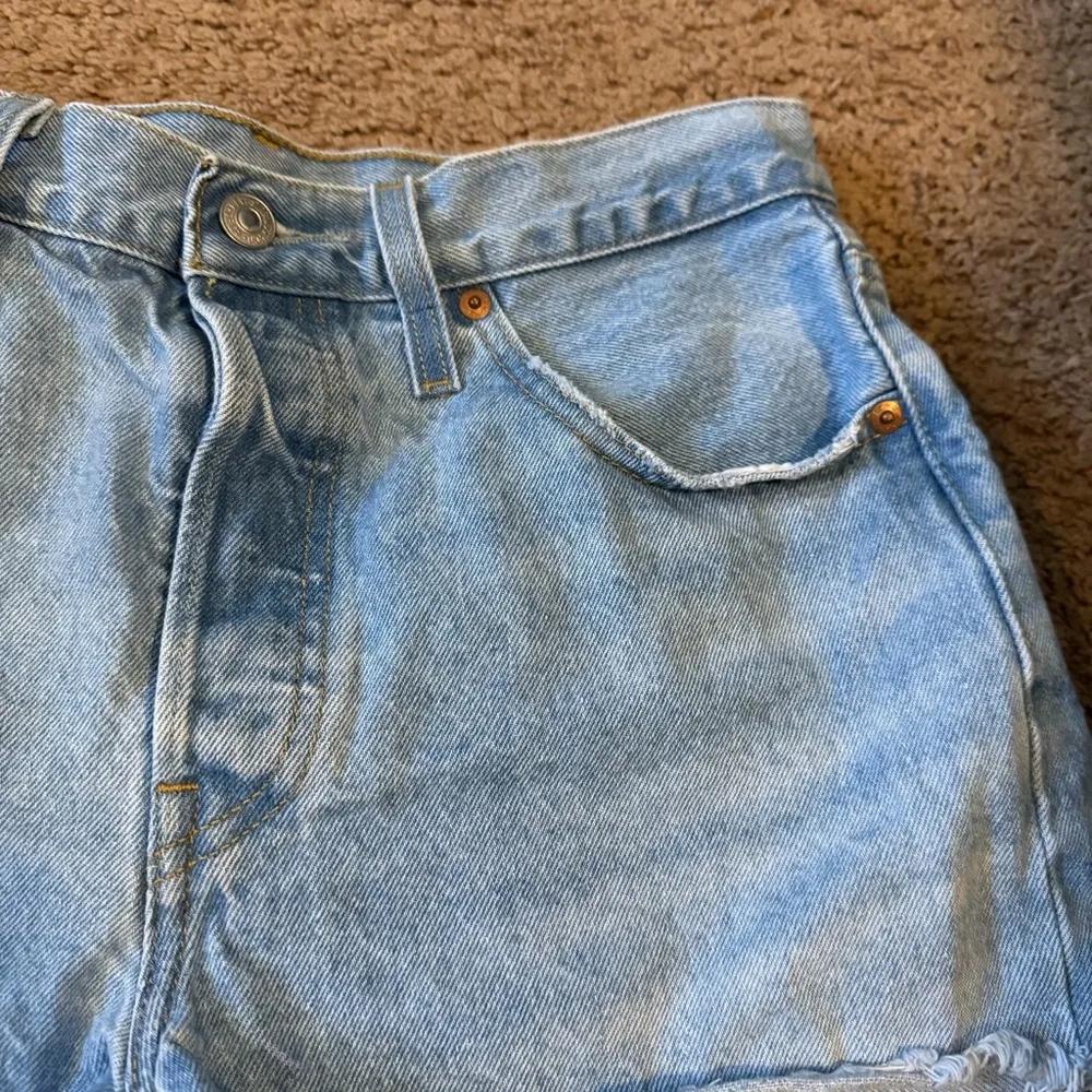 Levi’s Light Wash Denim Shorts - Image 2