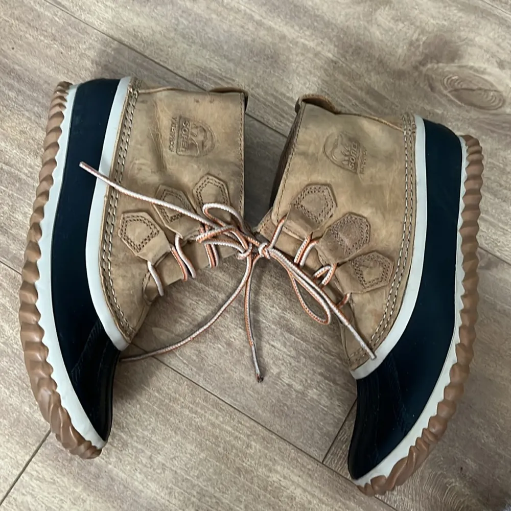 Sorel Out N About Waterproof Black Tan Lace Up Leather Ankle Rain Boots Size 6.5 - Image 4