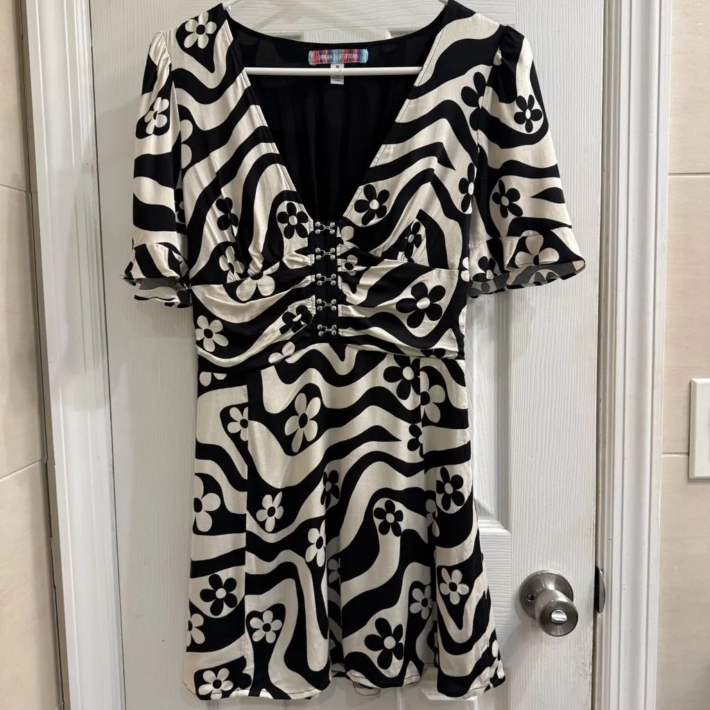 Urban Outfitters Aritha Black & White 70s Print Dress Size M - Image 3