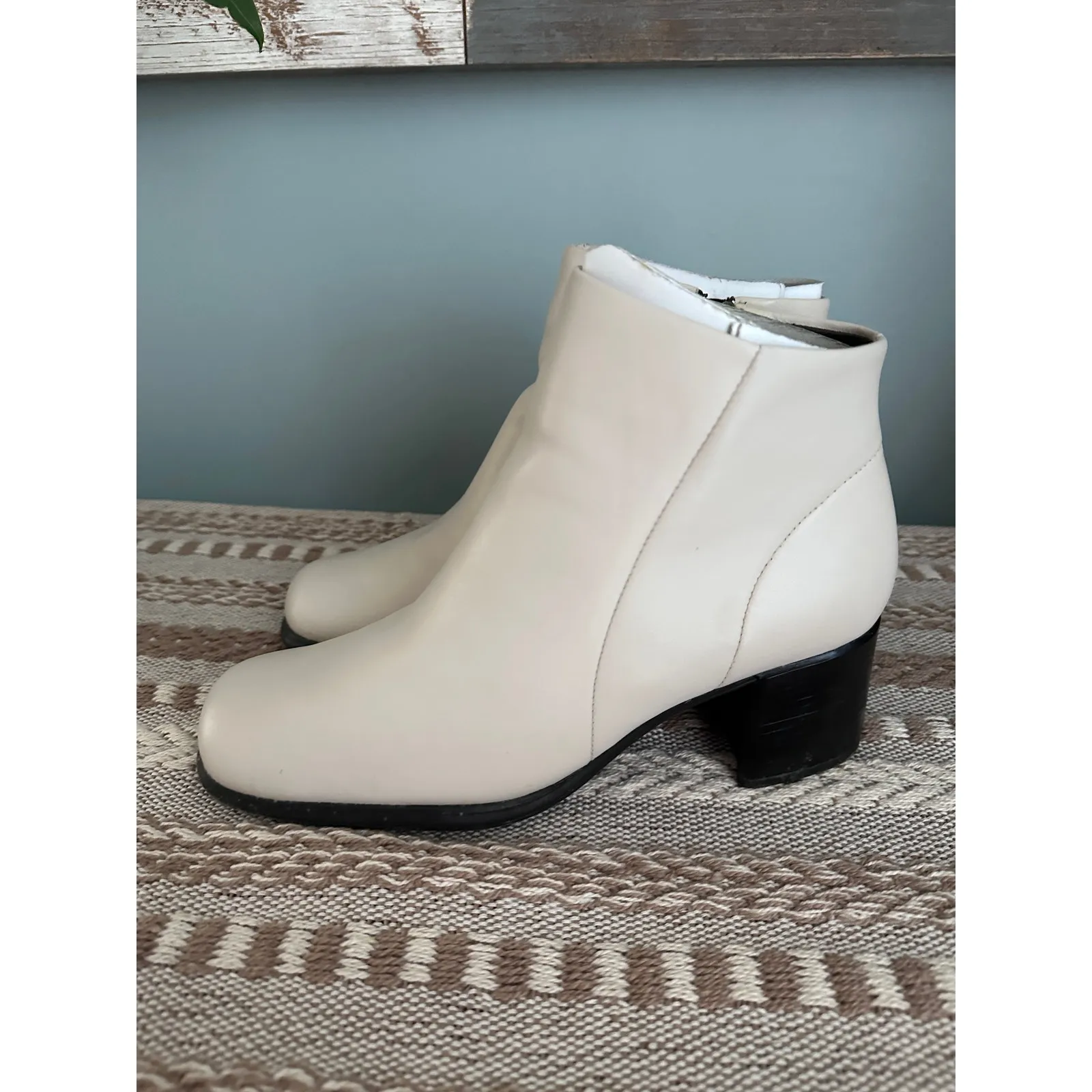 White Leather Boots With Heel Side Zipper by White Mountain Fairchild Size 8.5 M - Image 2