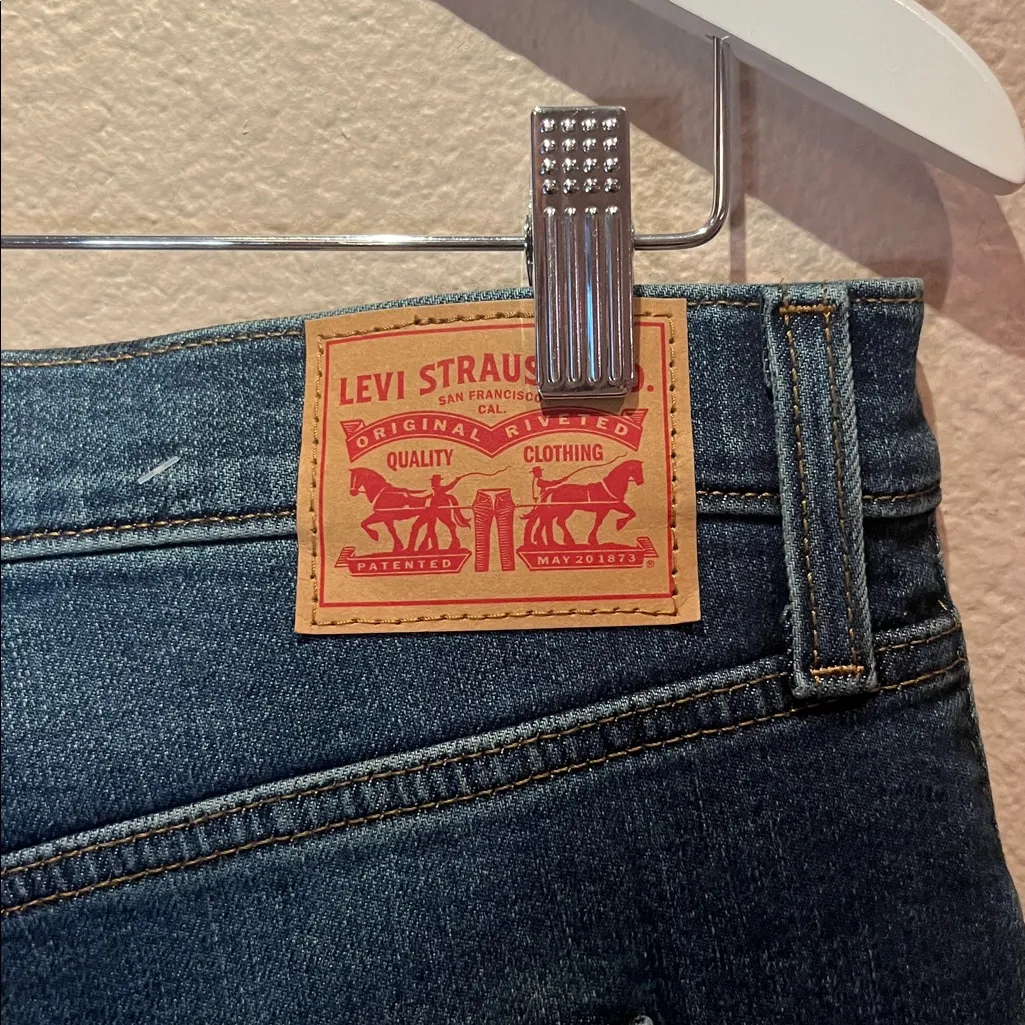 New Levi’s Women’s High Waist Medium Wash Mom Jeans Size 33 NWT - Image 7