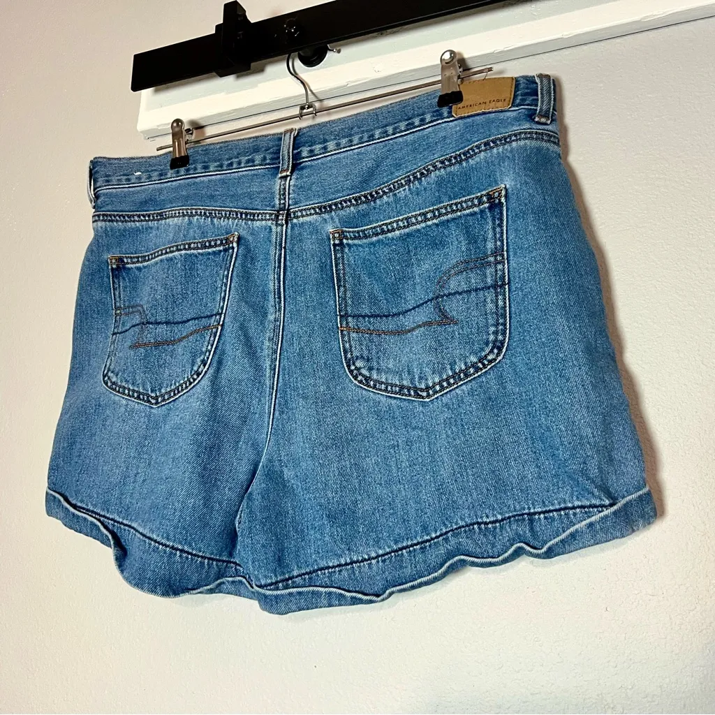 American Eagle Mom Short High Rise Size 16 Medium Blue Wash - Image 2