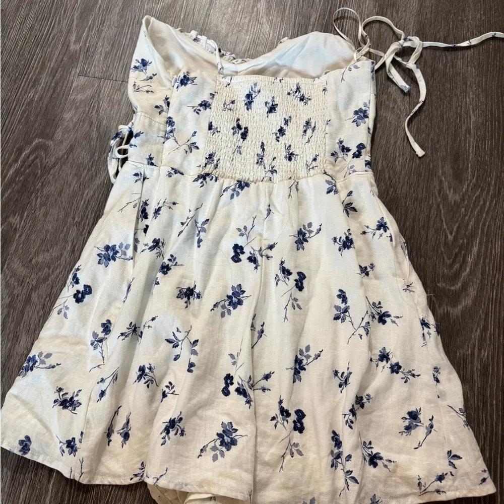 A&F Blue and White Floral Romper - Image 8