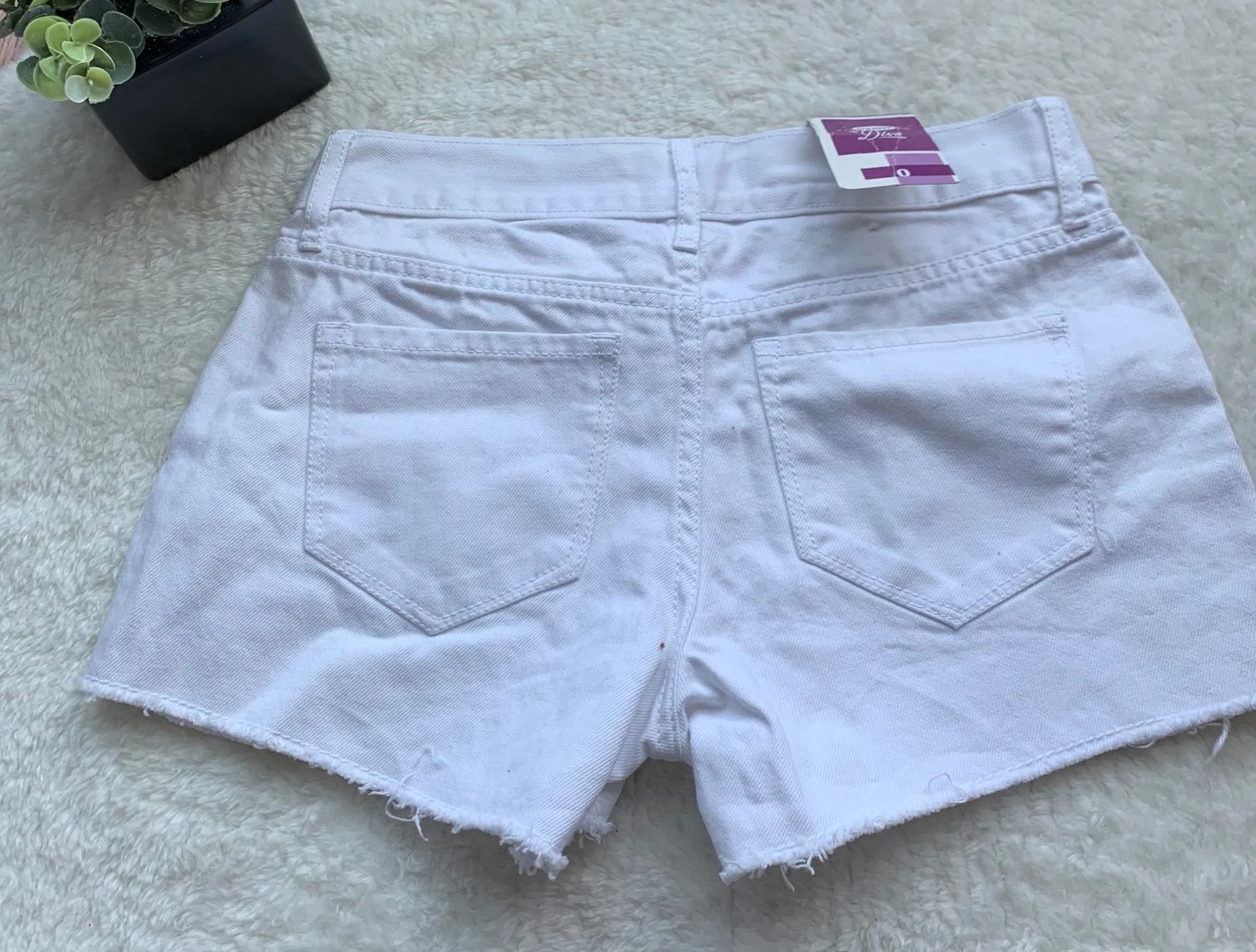 White Denim Classic Shorts Size 0 NWT - Image 2