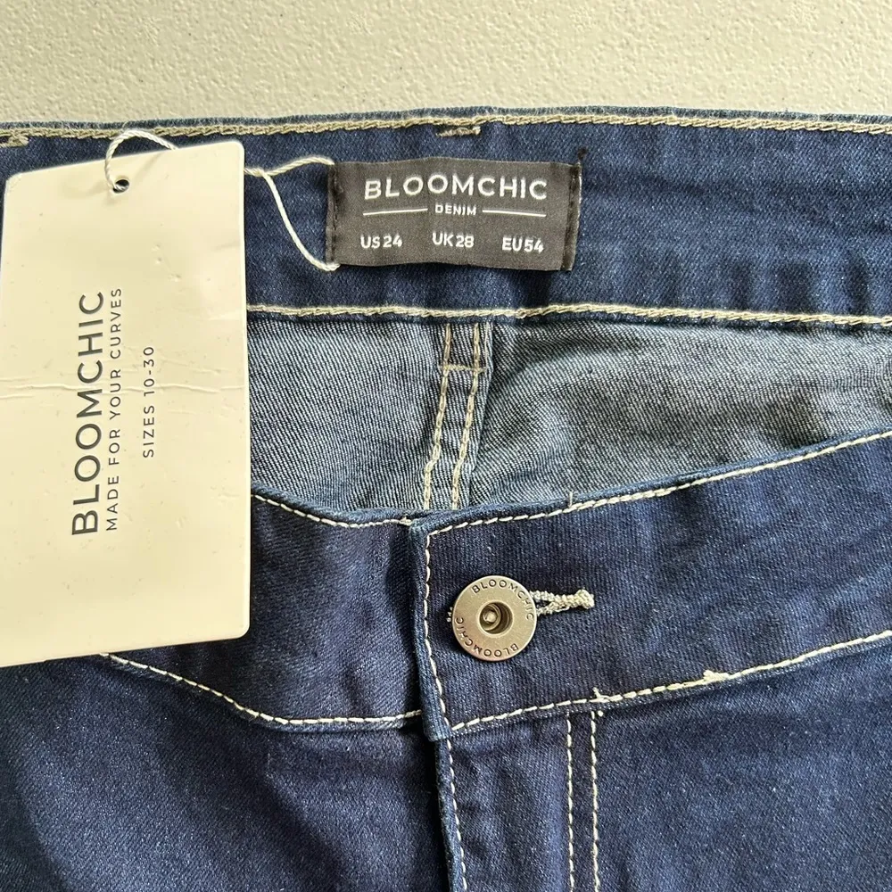 NWT!Super Stretchy Women's Pockets Side Slit Denim Shorts Size 24 or 3X Blue - Image 8