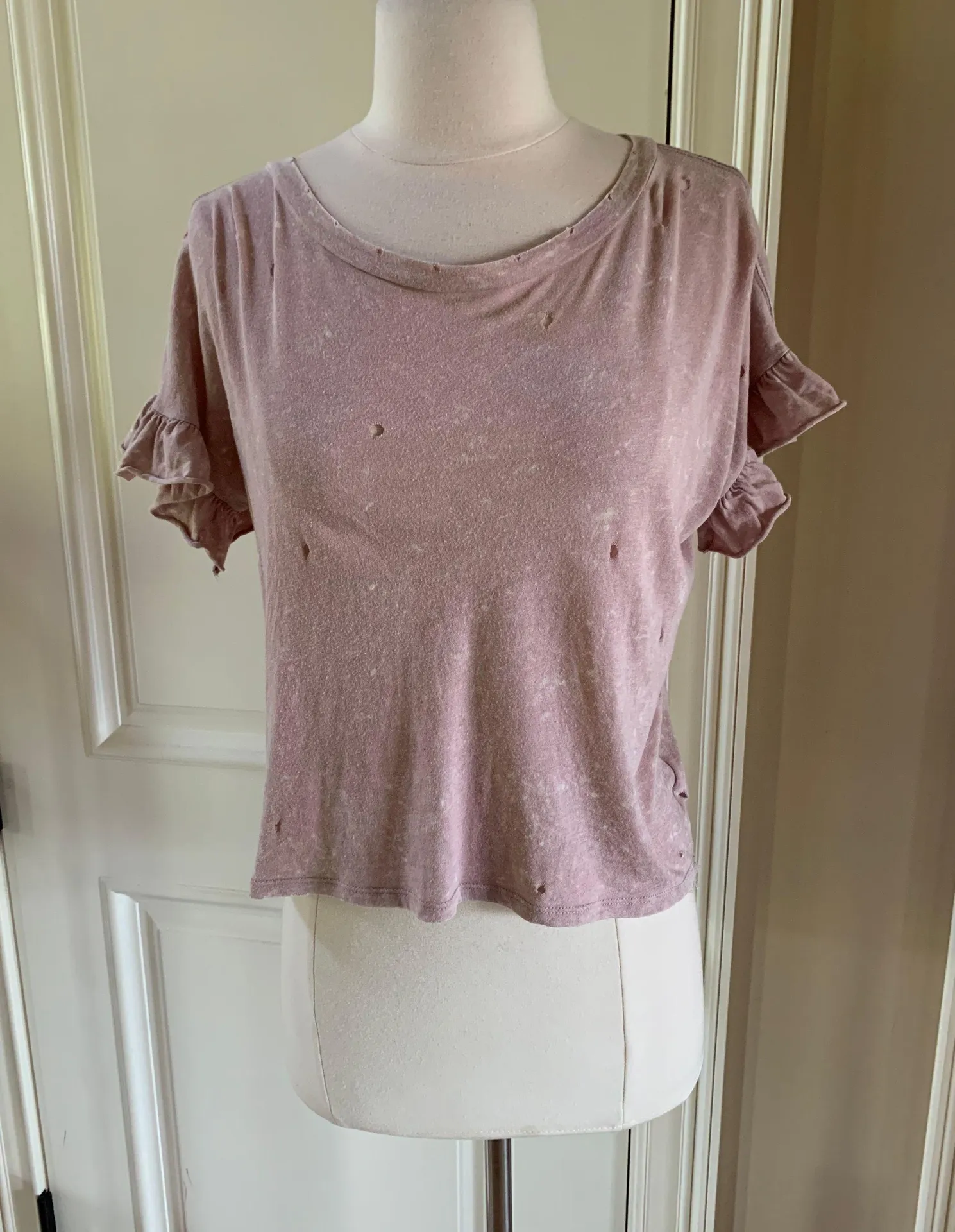Top Distressed Blush American Eagle XS Crop - Image 3