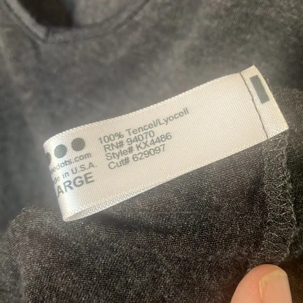 Three Dots  black cold shoulder Top large - Image 4