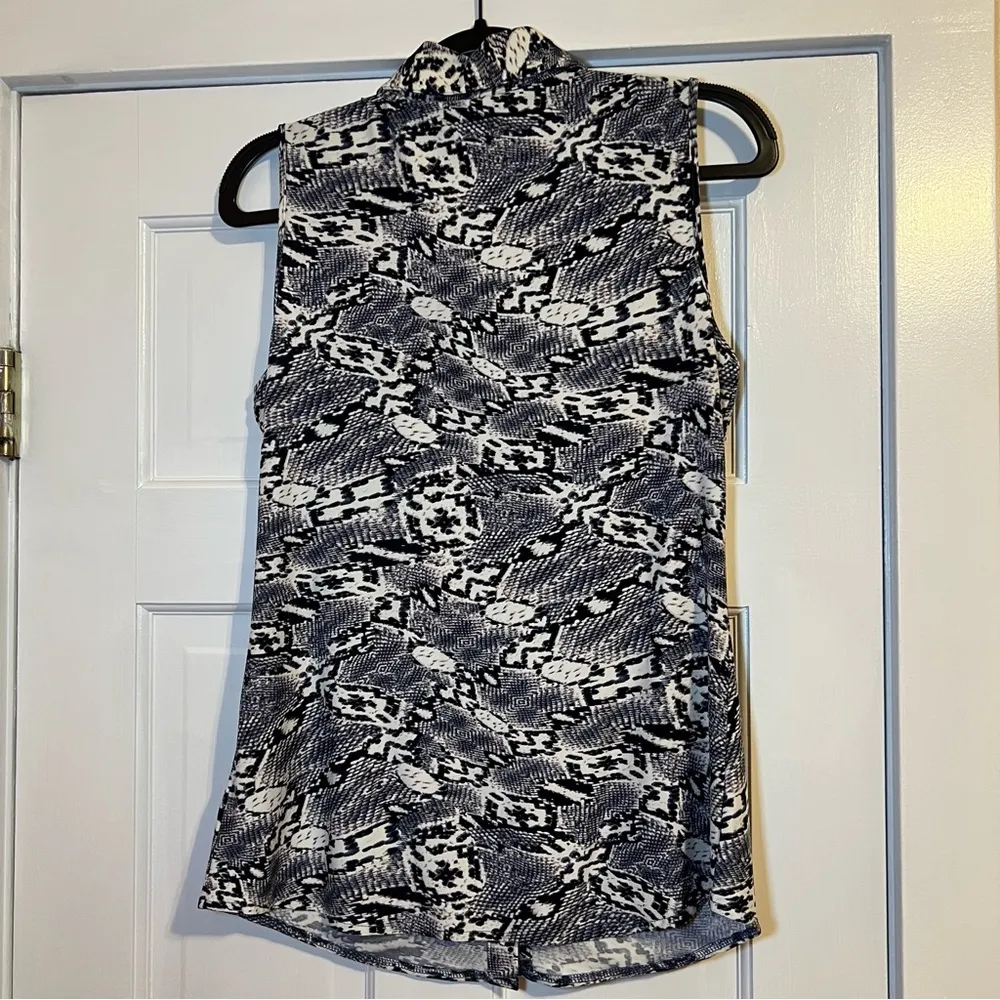 #87 BCBGMAXAZRIA SLEEVELESS BLUE SNAKE PRINT TOP MEDIUM - Image 2