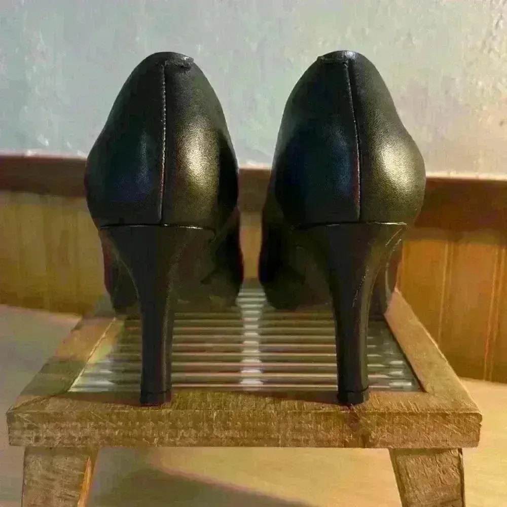 Clark’s Collection “Adriel Viola” Black Leather Heels - Image 4