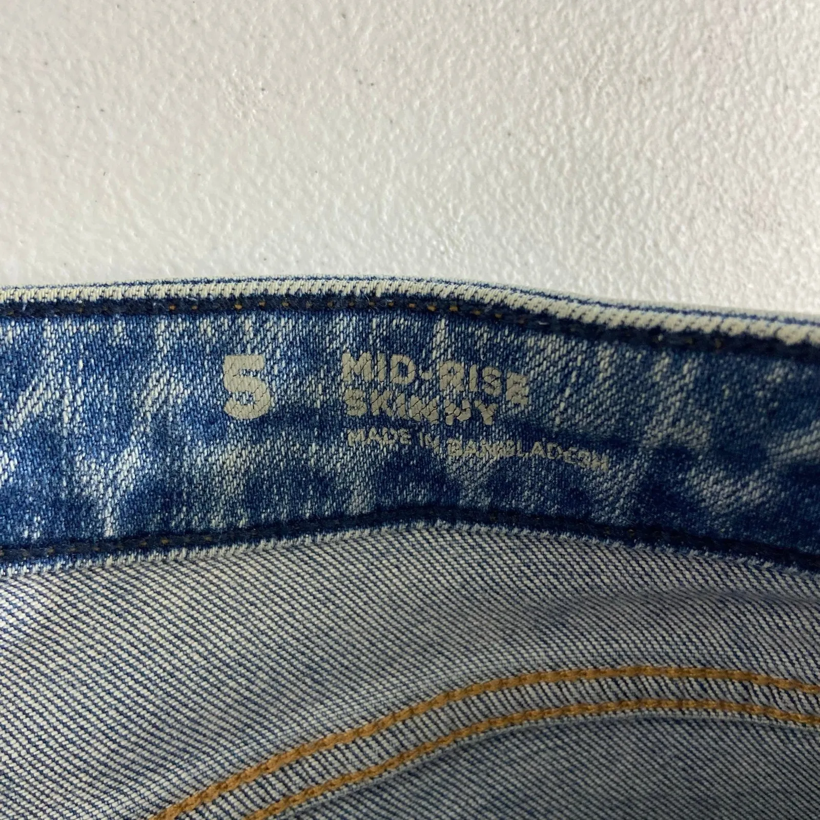 Arizona Jean Co women's medium wash multibutton stretch midrise distressed jeans - Image 7