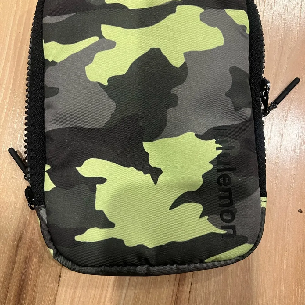 Lululemon Easy Access Crossbody Bag. Green camouflage - Image 2