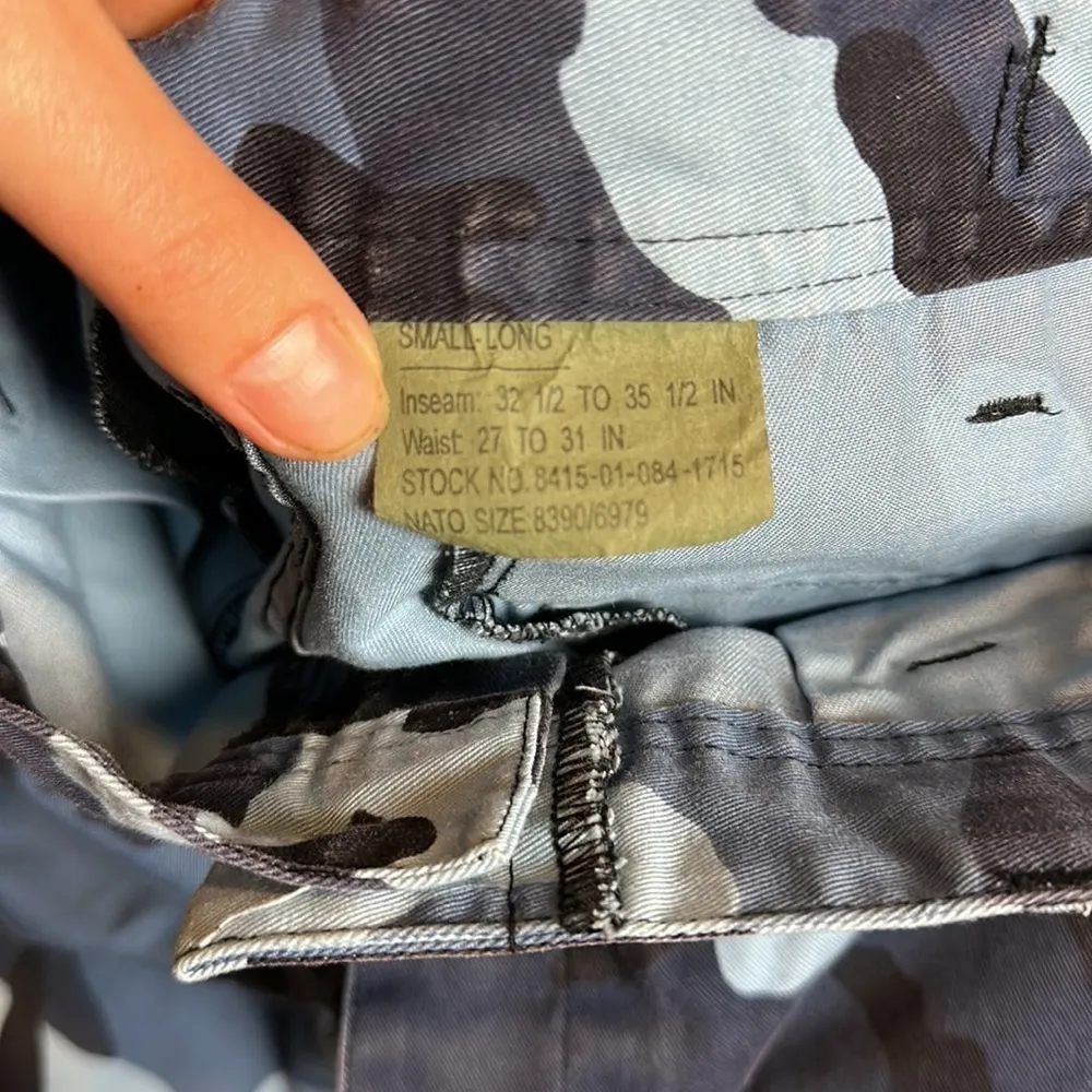 AUTHENTIC BLUE ARMY MILITARY CAMO CARGO UTILITY PANTS Size 30 - Image 4