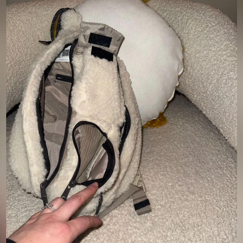 White Sherpa Kavu Bag - Image 5