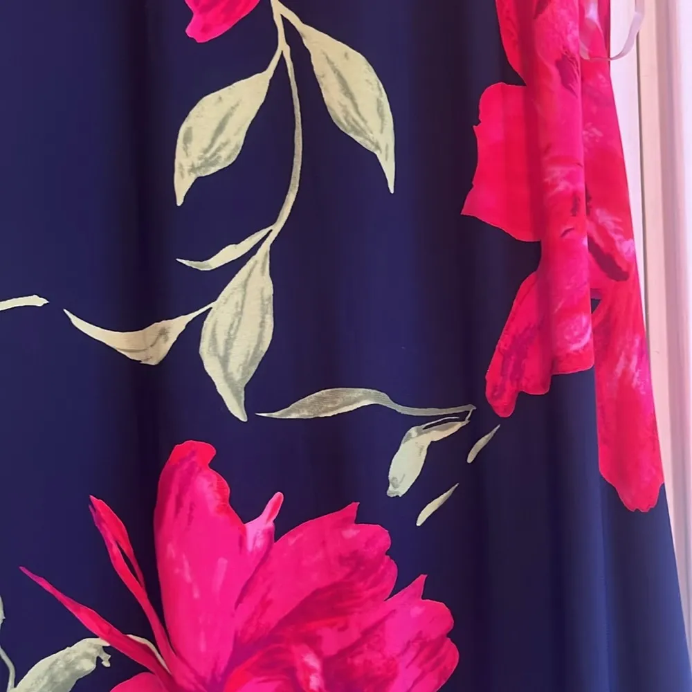 Anne Klein  | Navy & Red Floral Dress Size 10 Fully Lined Fraying Under Right Arm - Image 2