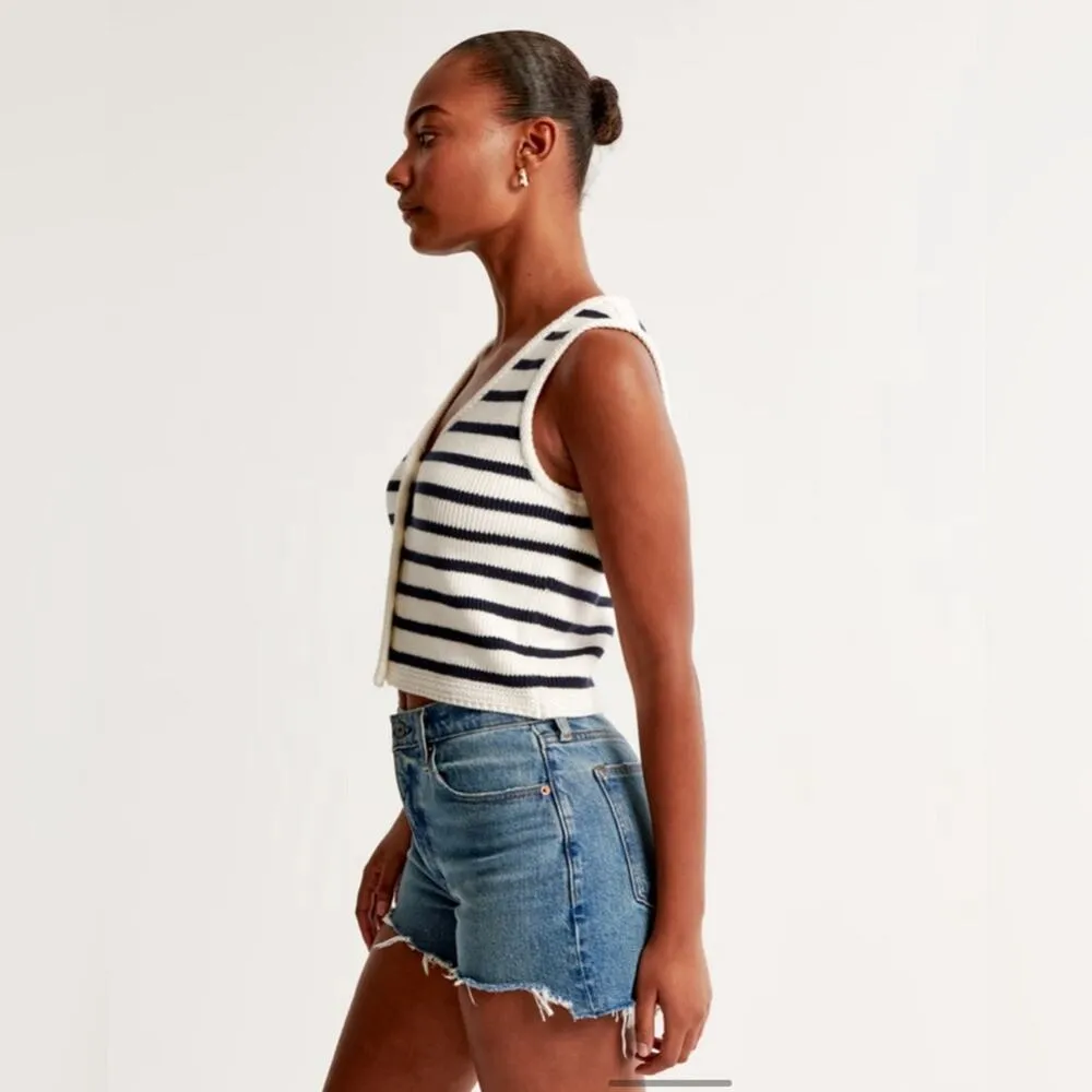 Abercrombie & Fitch The Mom Shorts High Rise Curve Love 4” Jean Shorts - Image 3