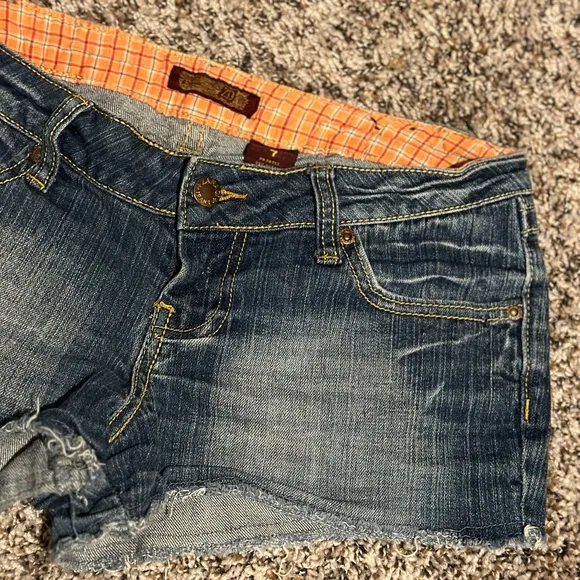 ZD Premium Designer Jean Shorts Size 7 - Image 2