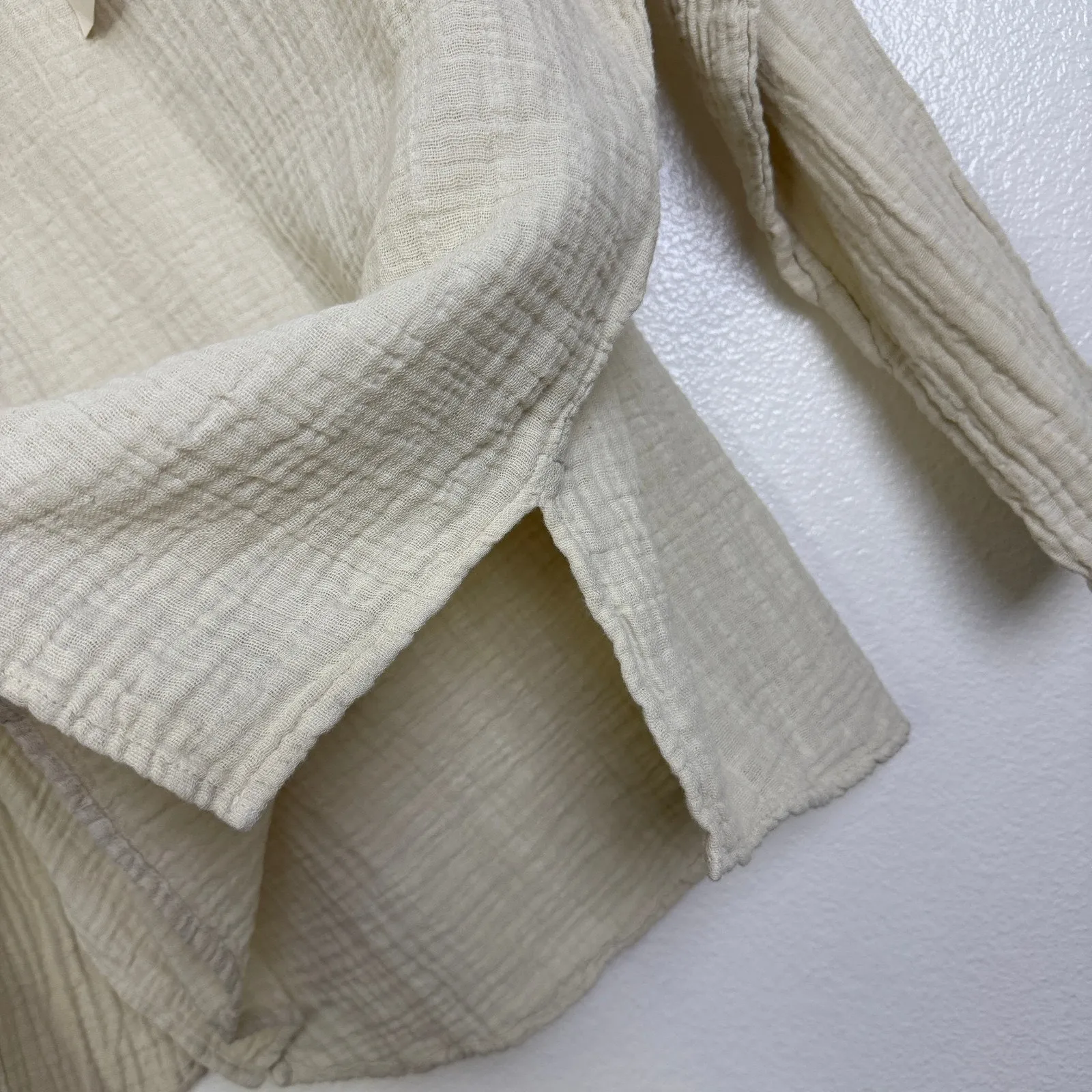 It Is Well LA Top Womens Small Cream Gauze Crinkle Long Sleeve Shirt Slit NWT - Image 3