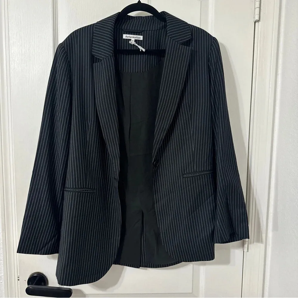 Reformation Classic Relaxed Lapel Blazer
BLACK & WHITE STRIPE M - Image 6