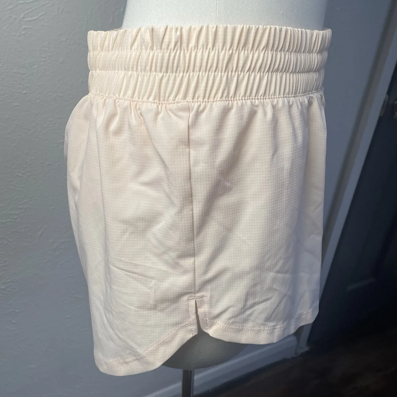 DSG Women's 3" Running‎ Shorts M NWT Light Pink Gym Athletic Built - Image 3