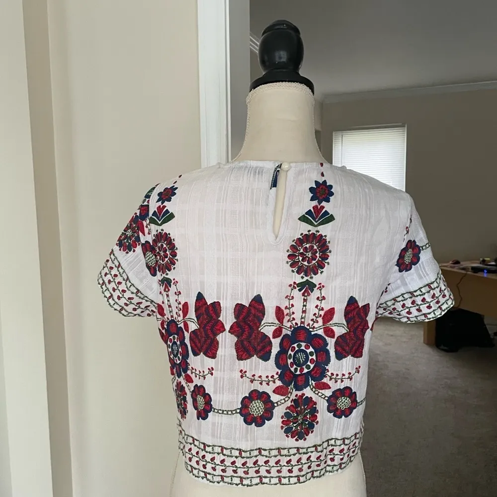 SHEIN embroidered floral print blouse floral cropped boxy comfy resort wear Sz S - Image 3