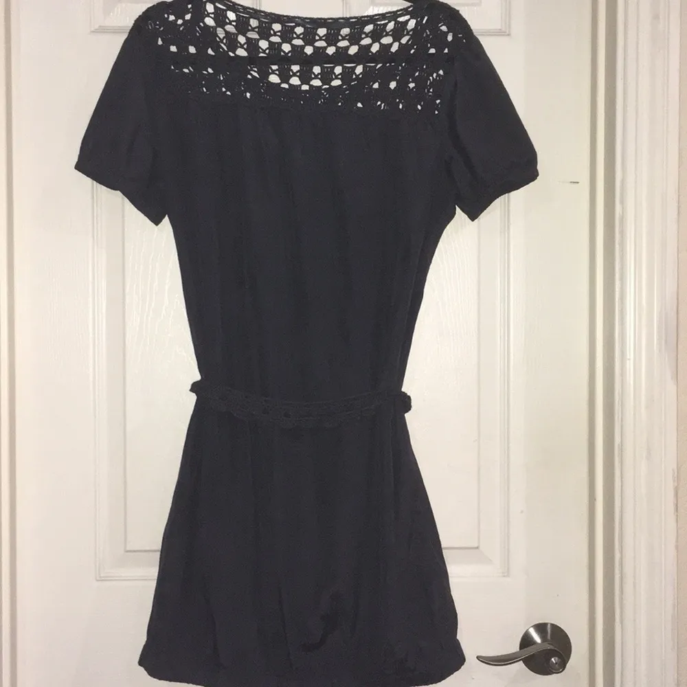 To the max Dress woman’s crochet belted Size 6 silky - Image 3