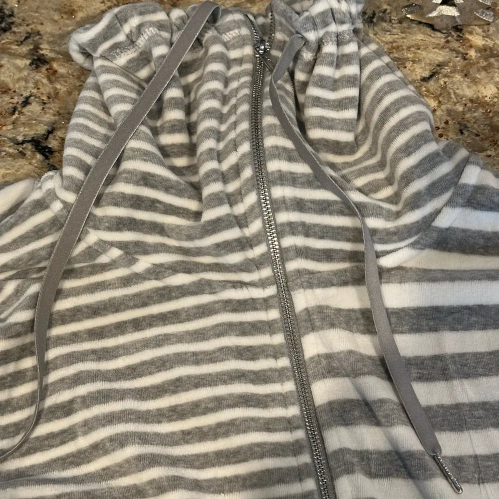 Calvin Klein Sz XL Striped Velour Zip Up Cowl Neck Sweatshirt gray and white - Image 6