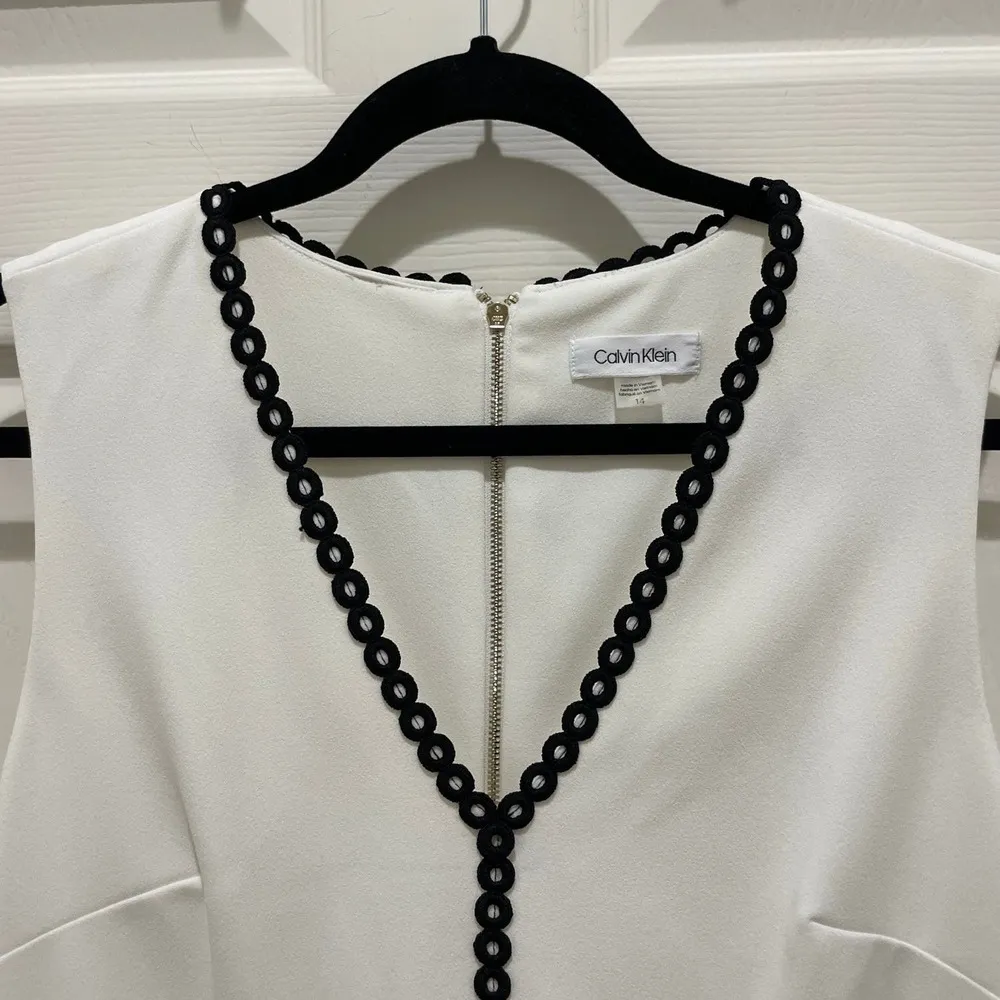 Calvin Klein White & Black Sleeveless V-Neck Shift Mini Dress - Image 5