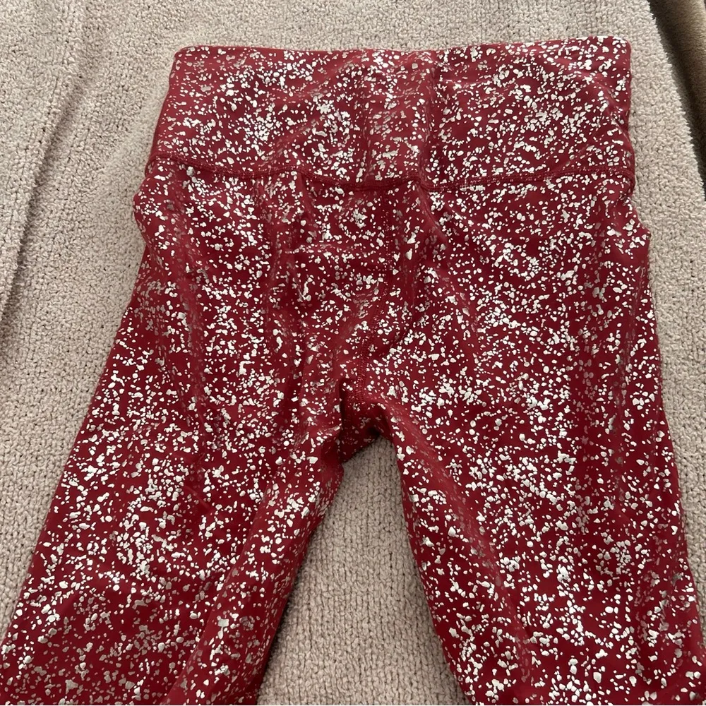 Sweaty Betty Leggings 7/8 Goddess Foil Print High Waisted Red Terrazzo - Image 5