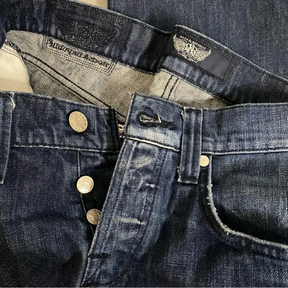 ROCK & REPUBLIC Button Fly Jeans Size 33 - Image 3