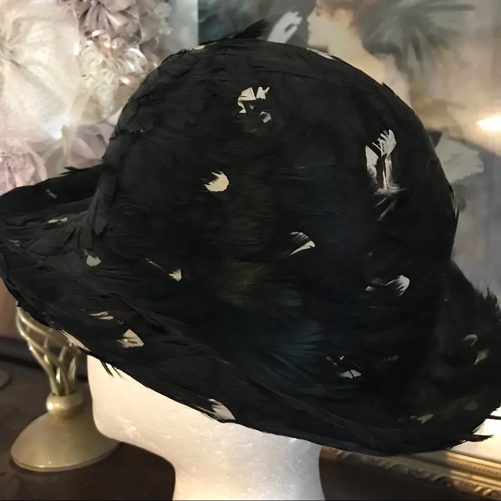 VINTAGE 1960'S DAJON NEW YORK BLACK & IRRIDESCENT FEATHER FEDORA HAT - Image 5