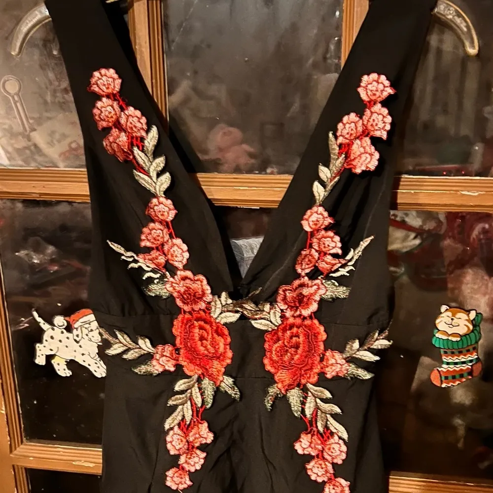 Black embroidered low cut in the front and back. Size small. Shein. Never worn - Image 2