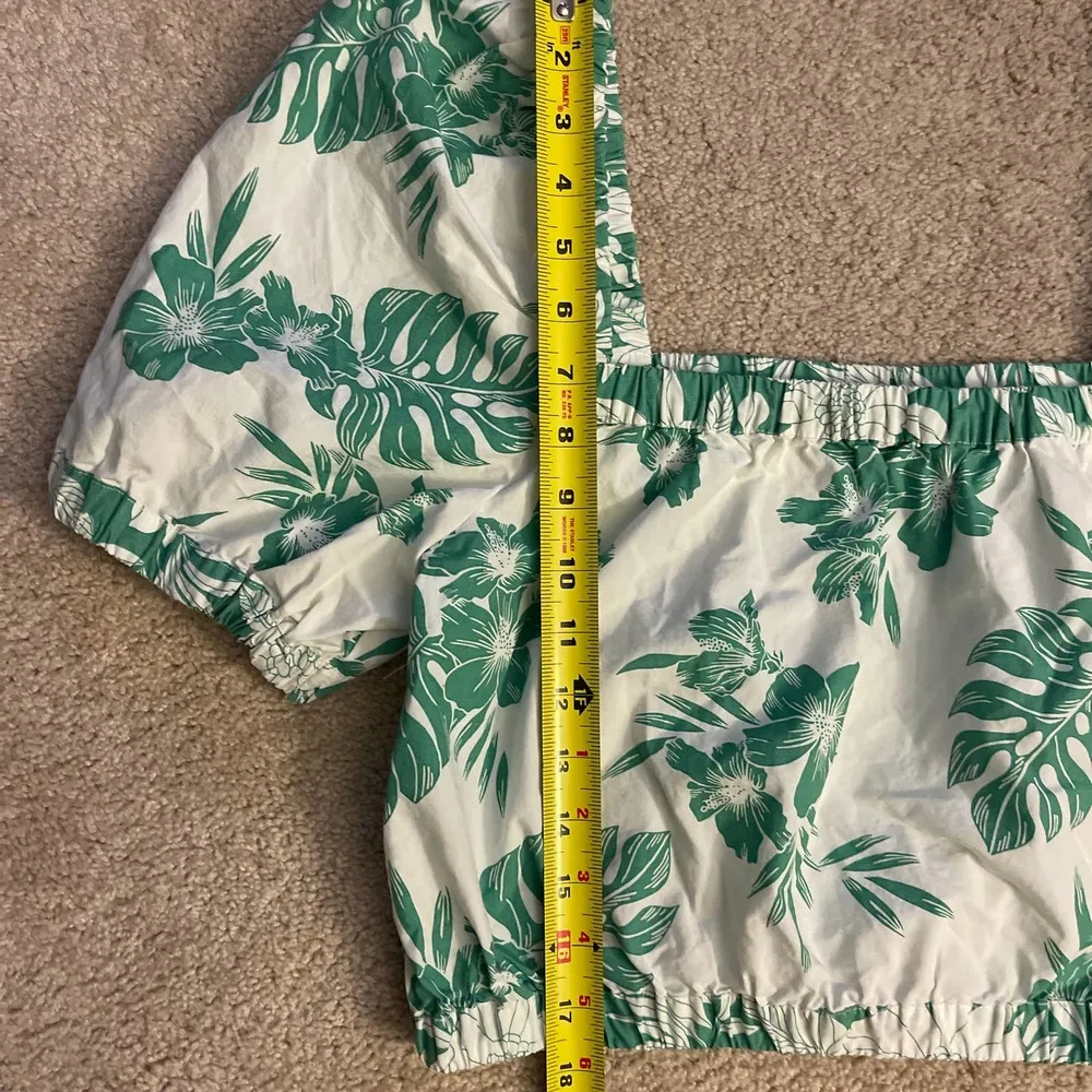 Good Condition American Eagle elastic stretch billow sleeve crop top size medium - Image 4