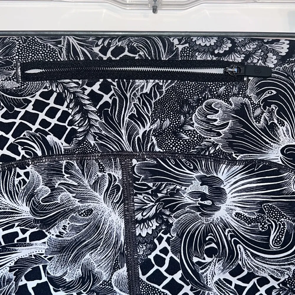 Lululemon Speed Up tight full on luxtreme 28 inch length leggings 4 zip pocket - Image 9