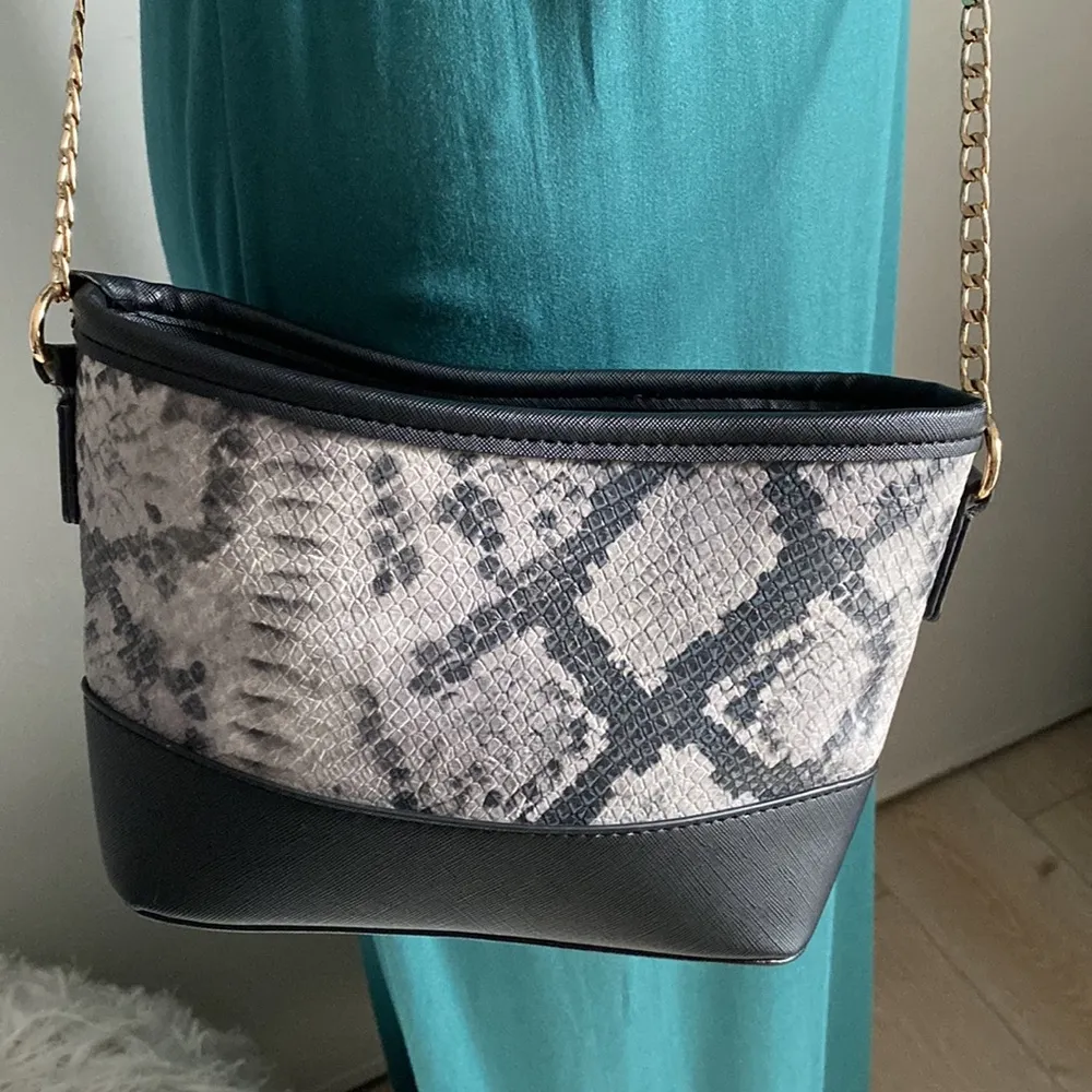 bebe Black and Gray Snake Python Print Emily Crossbody Bag Everyday Purse - Image 7