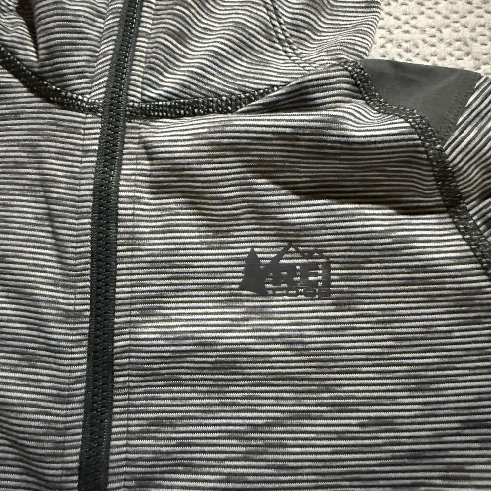 REI Athletic Outdoor Lightweight Grey Black Women's Hooded 3/4 Zip Pullover Top Gray Size XS - Image 3