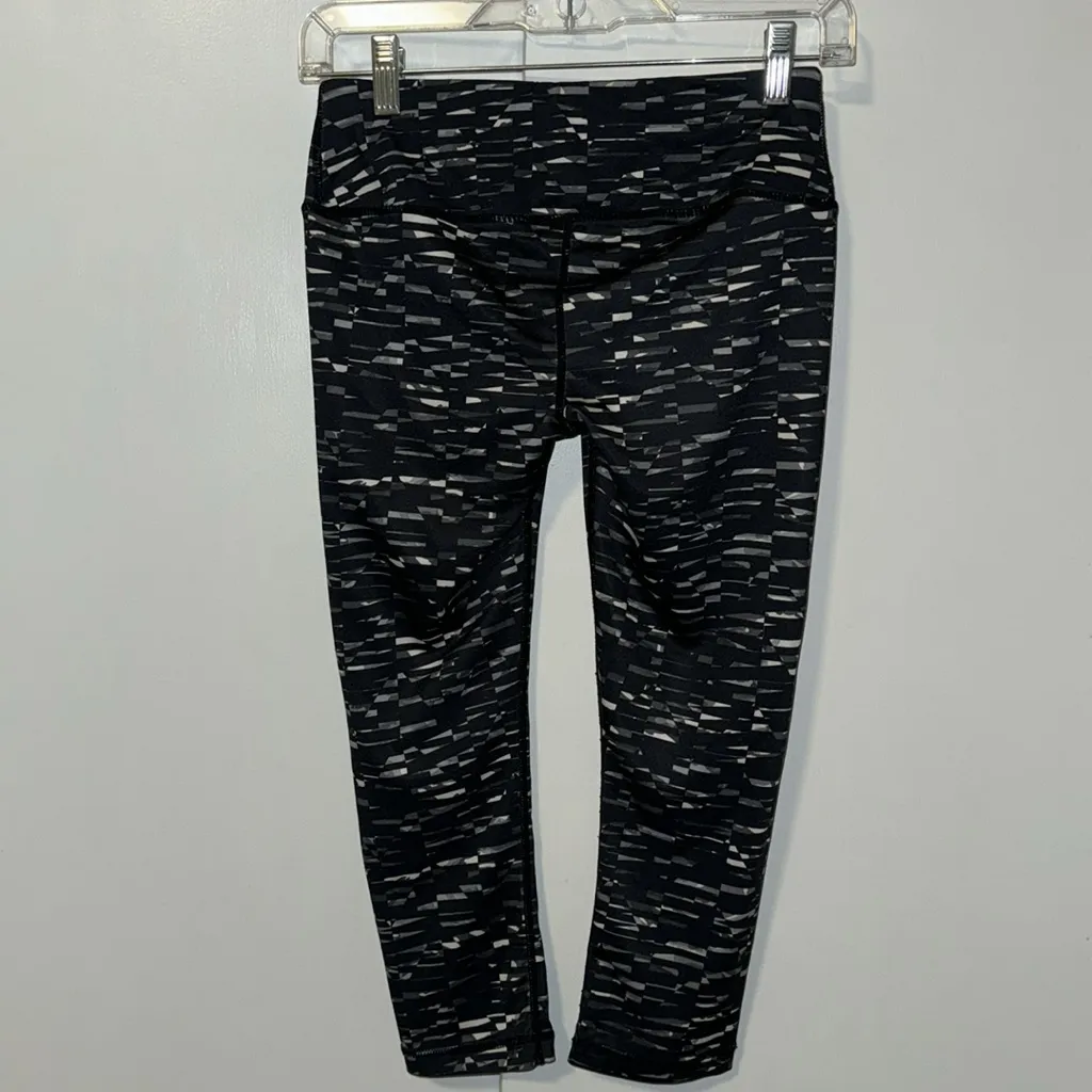 Reebok Crop Capri Leggings Black & Grey Abstract Print Women’s XS - Image 4