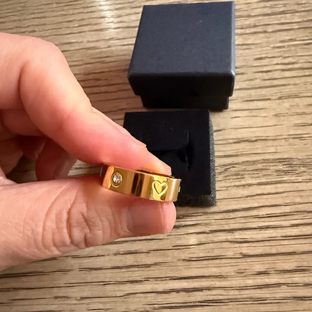 Gold Heart & Crystal Band Ring - Image 3