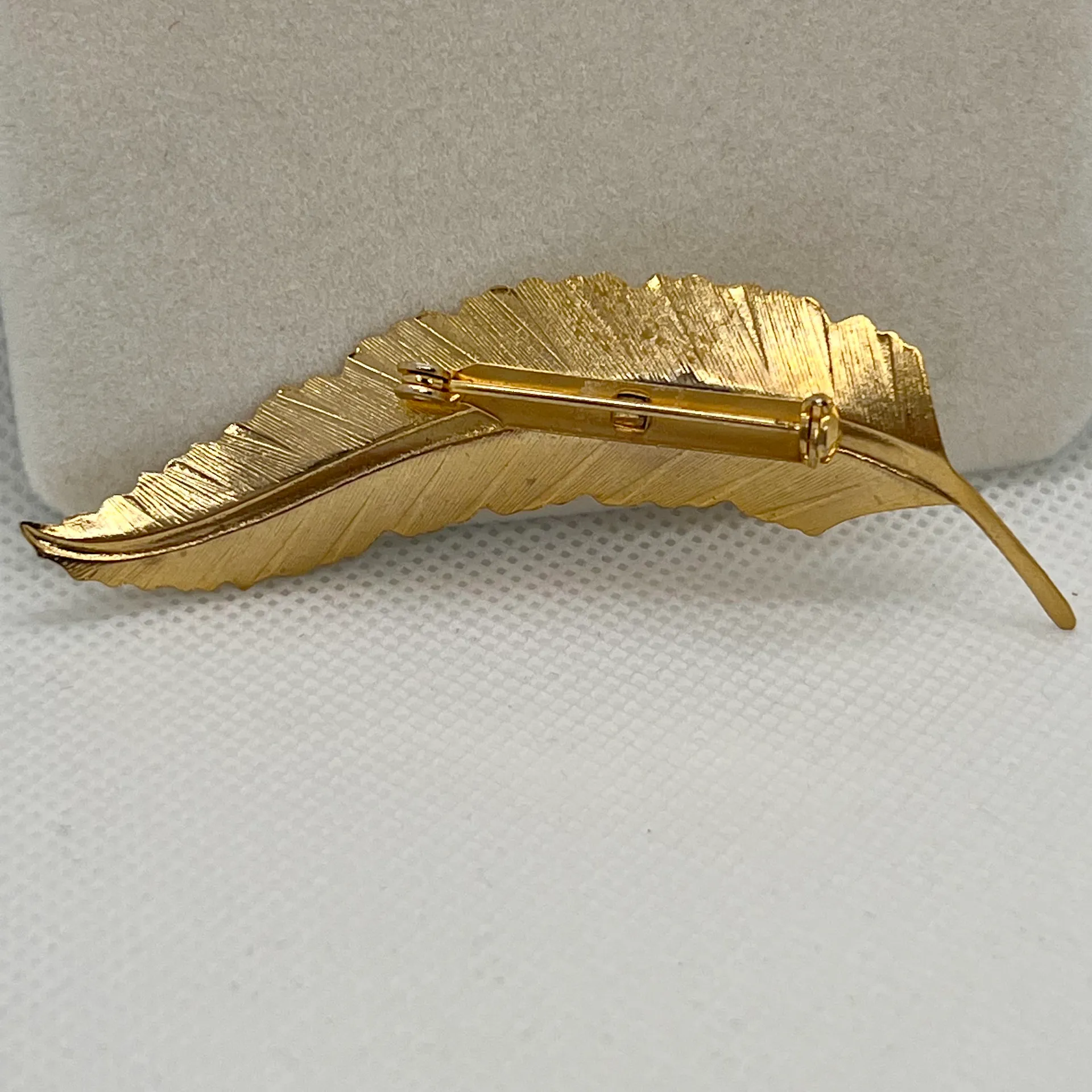Vintage Brushed Gold Tone Curved Leaf Brooch Pin - Image 2