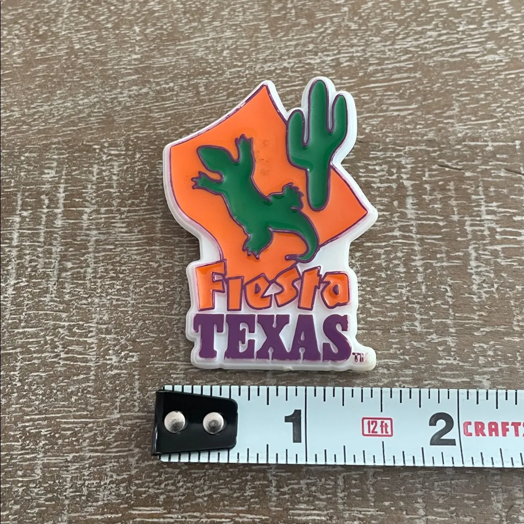 Vintage Fiesta Texas San Antonio Pin with Green Lizard and Cactus Graphic Orange - Image 2