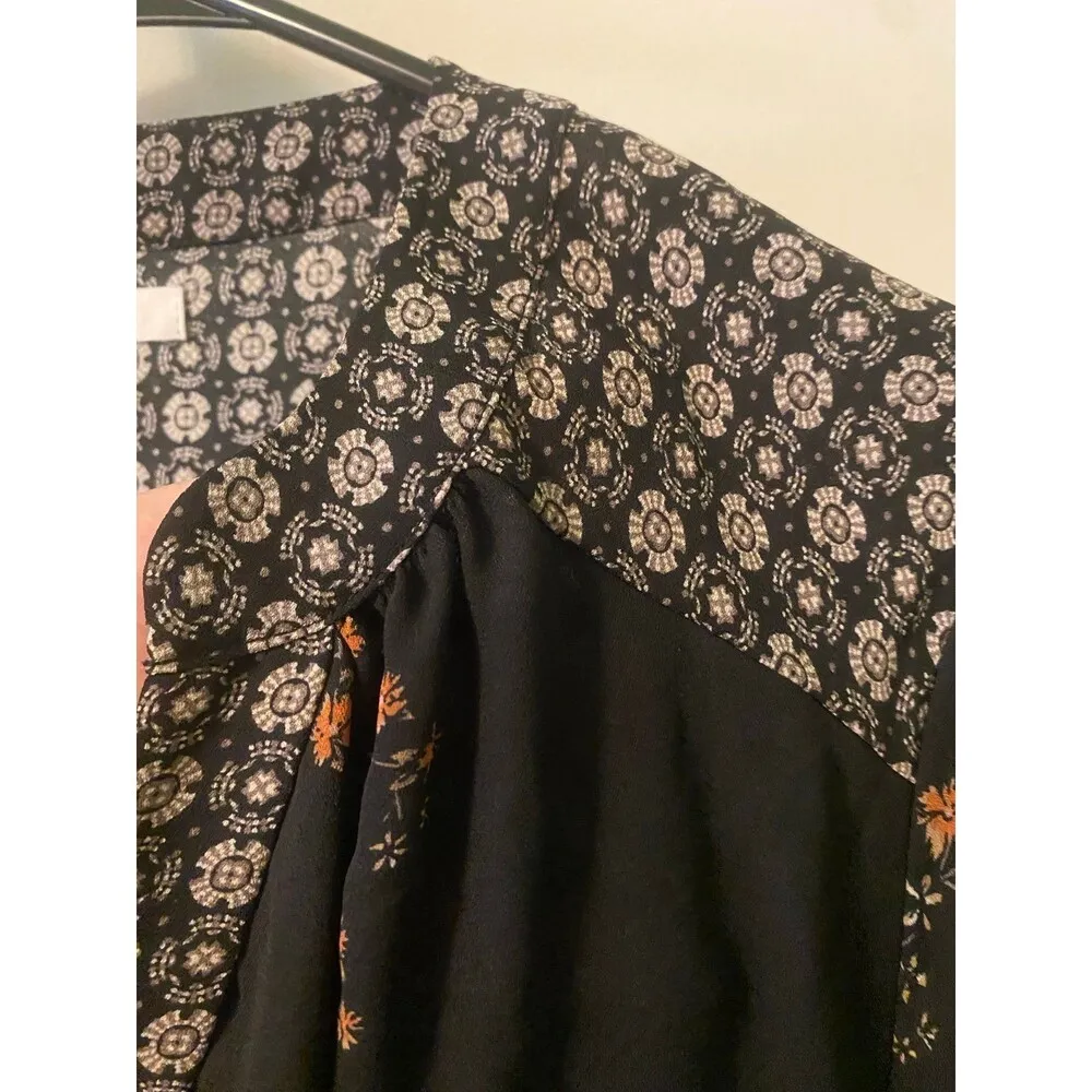 Maurices Women's Top Floral Criss Cross V Neck Blouse size Small - Image 4