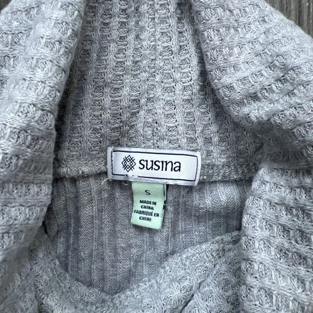 Susina Waffle Knit Long Sleeve Turtle Neck Top Light Gray Raw Hem Size Small - Image 3