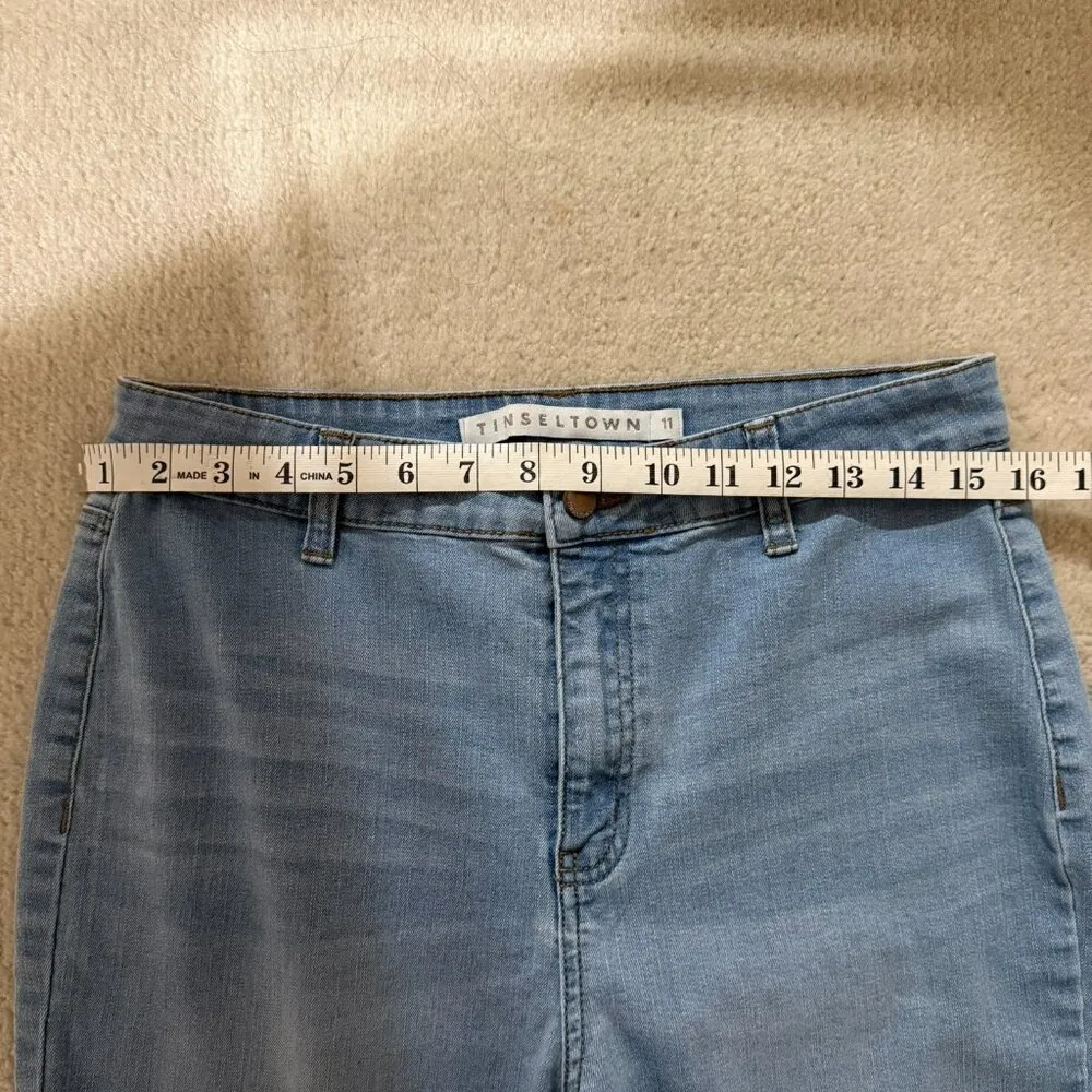 Tinseltown High Rise Ankle Cropped Skinny Jeans in light blue in size 11 - Image 4