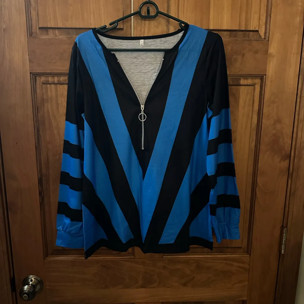 Blue and Black Zipper zip upV-Neck Women's sweater top! Size large! - Image 2