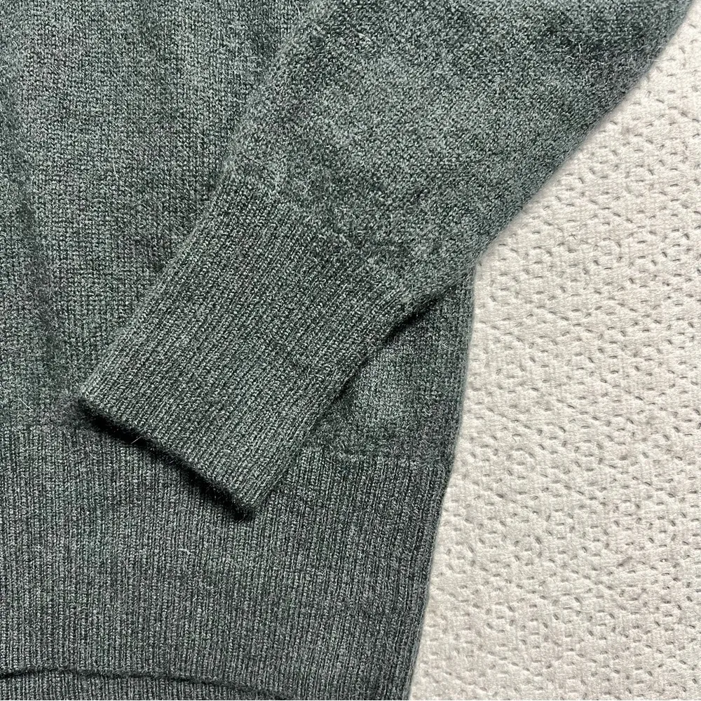 Aqua Dark Gray V Neck 100% Cashmere Sweater Size XSmall EUC - Image 2