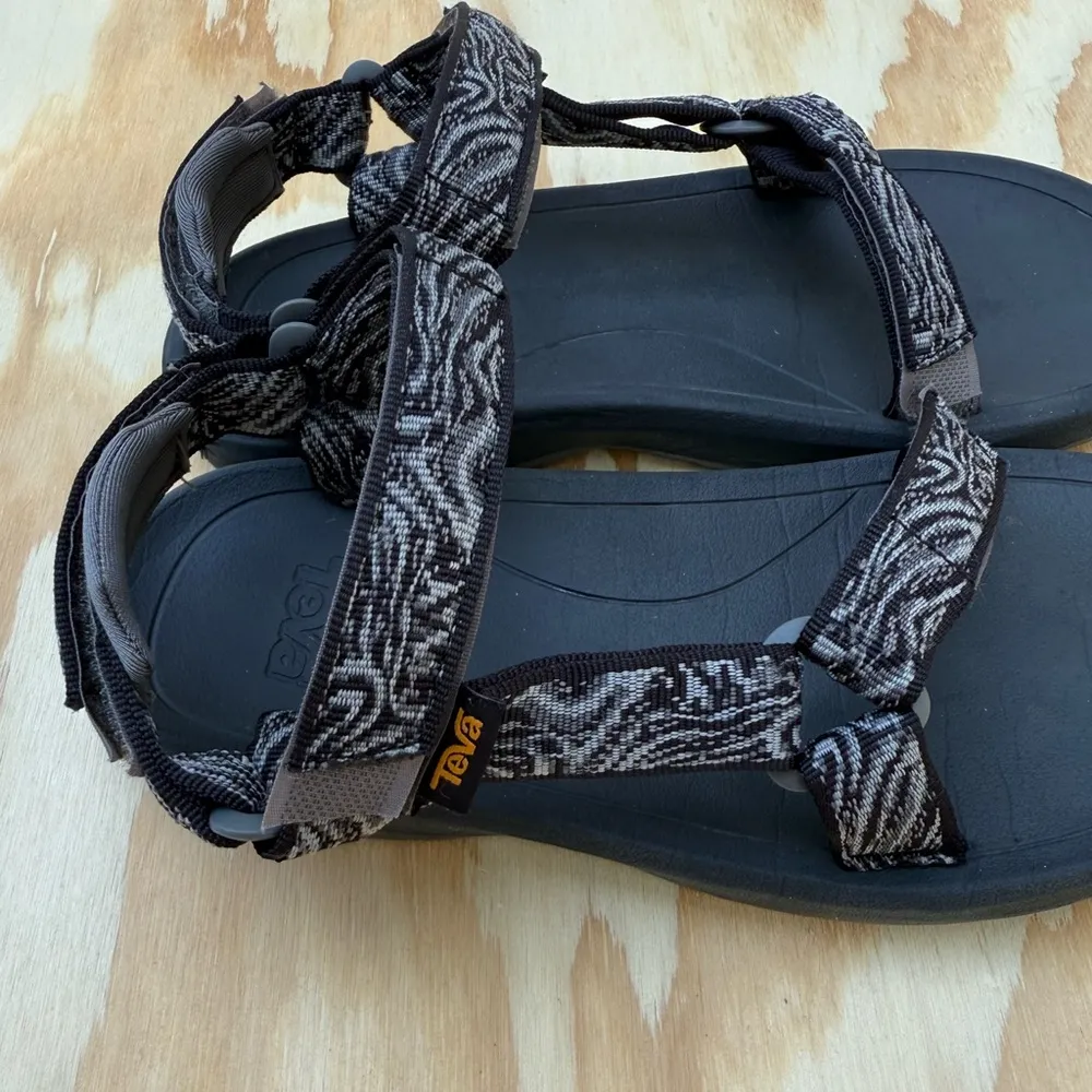 Teva Black and Gray Strappy Sandals Size 5 - Image 5