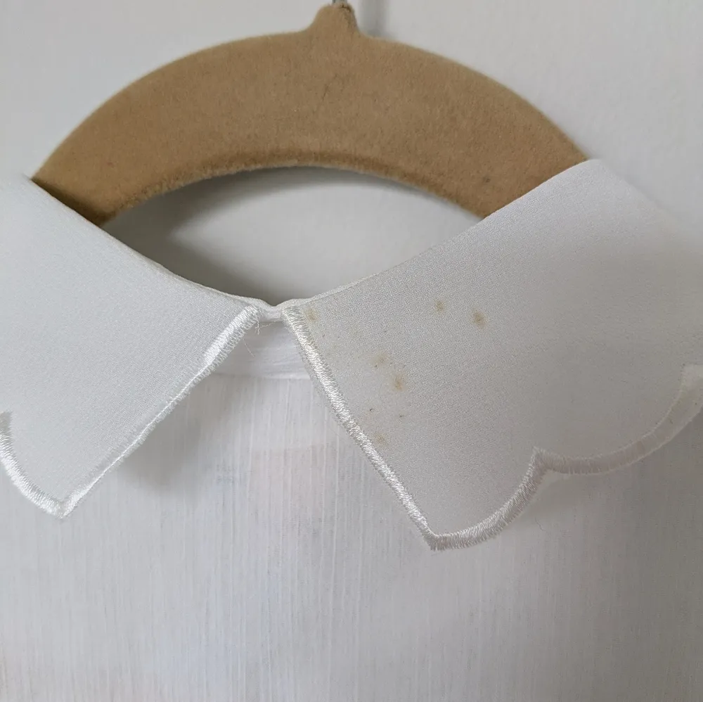 River Island White Blouse with Jeweled Collar Nwt With Flaws Sz 8 - Image 5